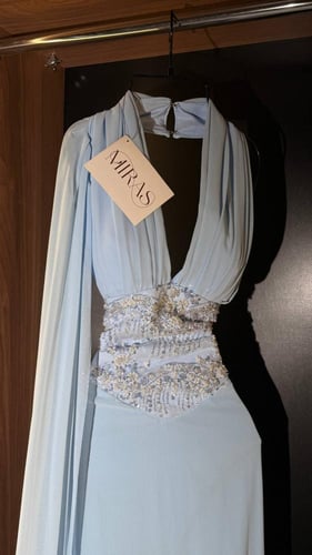 فستان سماوي مفتوح الظهر