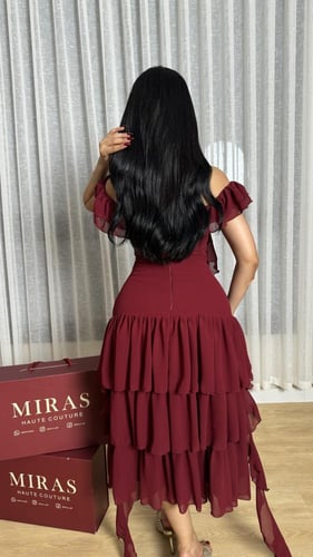 فستان ميدي باللون العنّابي الملكي،