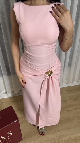 فستان أحمر بتصميم عصري جريء ولمسة درامية فاخرة تصم...