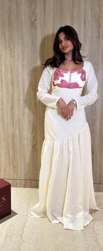 فستان ابيض مطرز