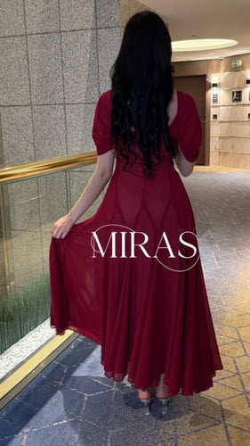 فستان مروج أسود ميد بقصة أنثوية، صدر ملفوف وأكمام...