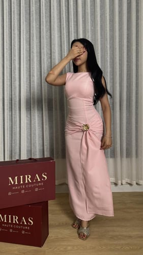 فستان أحمر بتصميم عصري جريء ولمسة درامية فاخرة تصم...