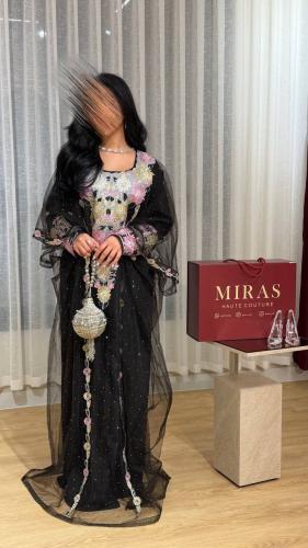 مخور اسود بنقش ورد ملون