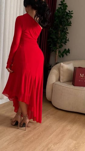 فستان شيفون أحمر ناعم بكم واحد و بقصه مائله من الا...