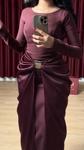 فستان خمري أنيق بقصّة ضيّقة ودرابيه عند الخصر مع ل...