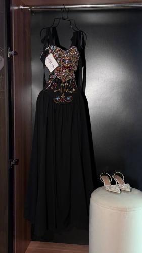 فستان اسود ذهبي