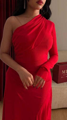 فستان شيفون أحمر ناعم بكم واحد و بقصه مائله من الا...