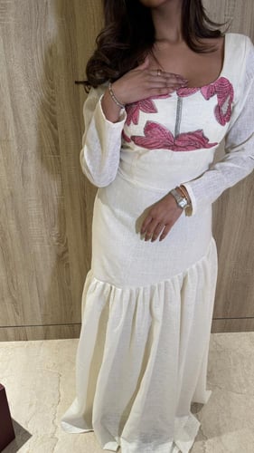 فستان ابيض مطرز