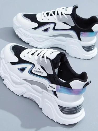 أحذية رياضية نسائية