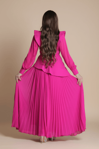 فستان طويل أنيق بكسرات وتطريز كريستال