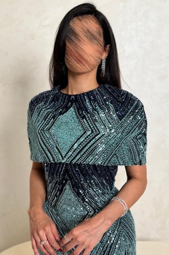 فستان تركوازي مطرّز بالترتر مع قطعة فخمة