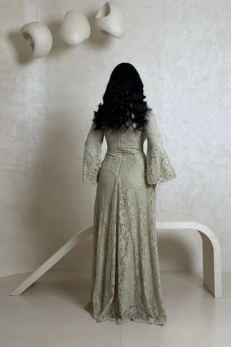 فستان دانتيل تفاحي بتفاصيل كريستال فاخرة