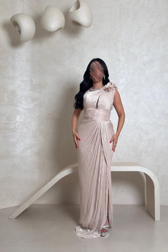 فستان أوف وايت بتصميم كسرات وزهرة جانبية فاخرة