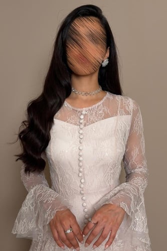 فستان دانتيل نود بأكمام شفافة وأزرار أمامية