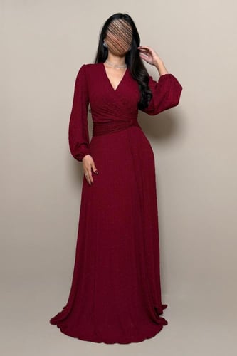 فستان عنابي بطبقات انسيابية بتفاصيل أنثوية راقية