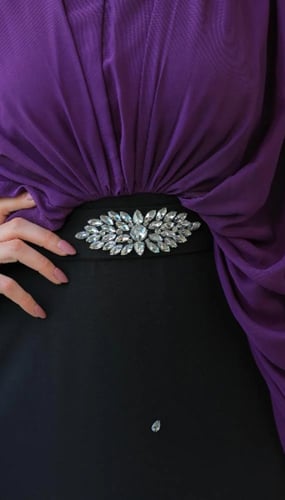 فستان سهرة أنيق يجمع بين الفخامة والرقي