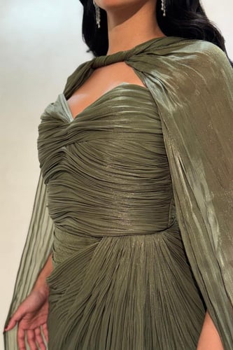 فستان أخضر لامع بتصميم فاخر وانسيابي