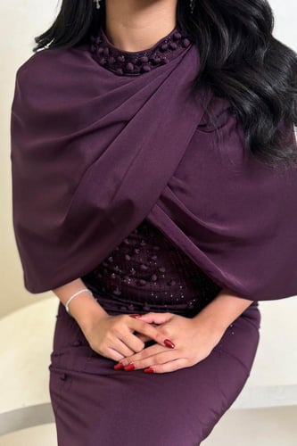 فستان بنفسجي غامق بتفاصيل خرز وتصميم راق