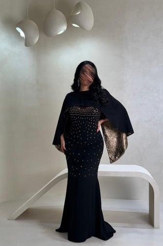 فستان أسود فاخر بتطريز ذهبي وقطعة خارجية أنيقة