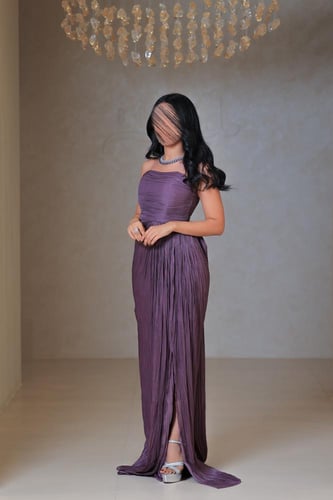 فستان موف انسيابي بلمسة فخمة