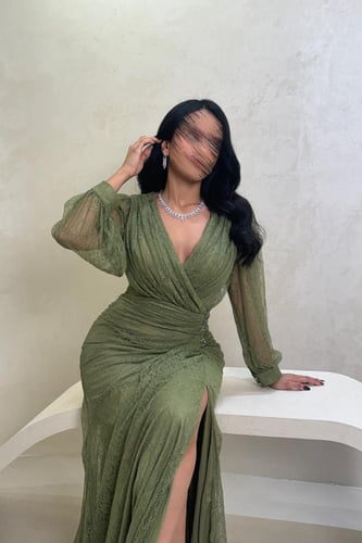 فستان دانتيل زيتي بتفاصيل كريستال وقصّة ملفوفة راق...