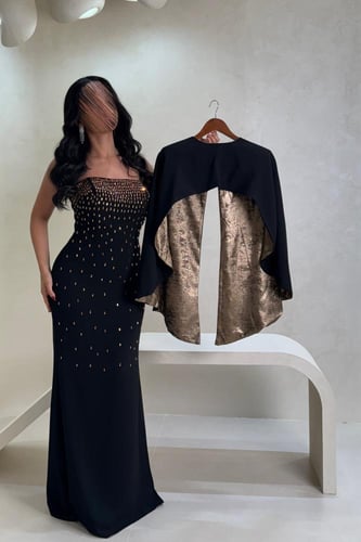 فستان أسود فاخر بتطريز ذهبي وقطعة خارجية أنيقة