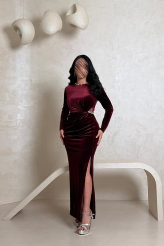 فستان عنابي مخملي بتصميم لف وسلسلة ذهبية