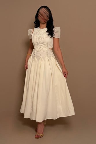 فستان أوف وايت أنيق بتصميم ناعم وقصة أنثوية