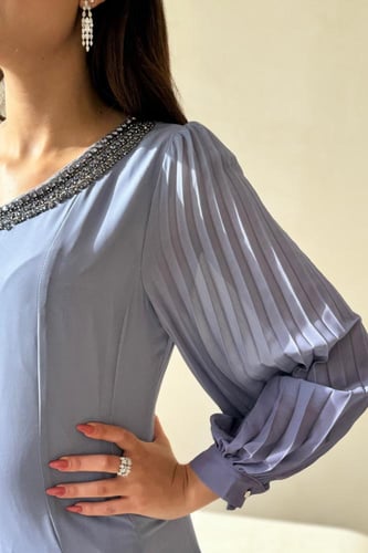 فستان بنفسجي متدرّج بأكمام منسدلة وتفاصيل كسرات نا...