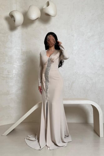 فستان بيج مطرز بتفاصيل فخمة على الكتف