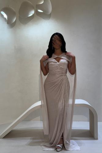 فستان أوف وايت لامع بتصميم فاخر