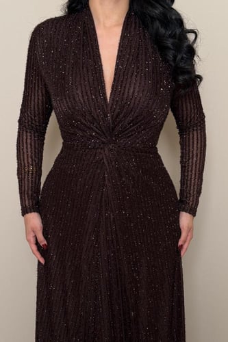 فستان بني لامع بقصة أنثوية أنيقة