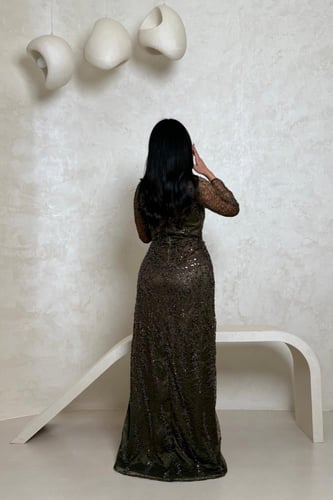 فستان زيتي مطرّز بتفاصيل براقة