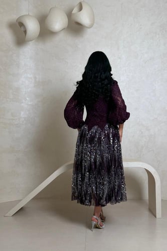 فستان بنفسجي مطرز بتفاصيل لامعة وأكمام منفوخة