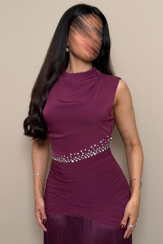 فستان سهرة بنفسجي بتفاصيل كريستالية وأهداب أنيقة