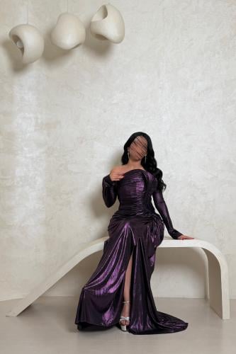 فستان بنفسجي لامع بكتف واحد وتصميم فخم
