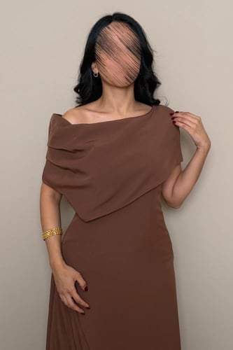 فستان بني أنيق بقصة كتف واحد وتنورة بكسرات ناعمة