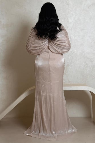 فستان بيج لامع بتصميم مميز على الكتف وتطريز فاخر