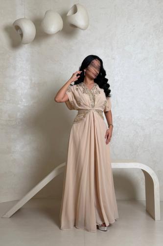 فستان بيج مطرز بتفاصيل ذهبية فاخرة
