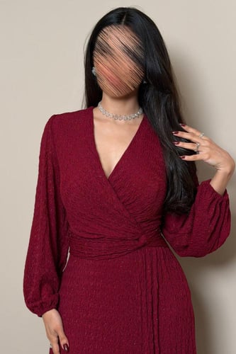 فستان عنابي بطبقات انسيابية بتفاصيل أنثوية راقية