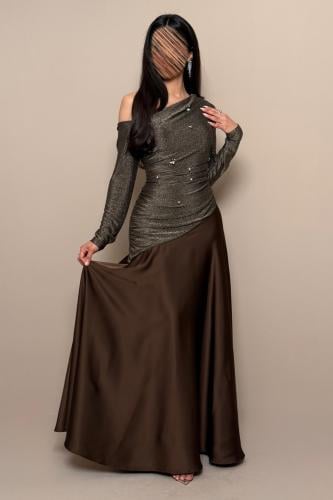 فستان بني كتف واحد بتفاصيل لامعة