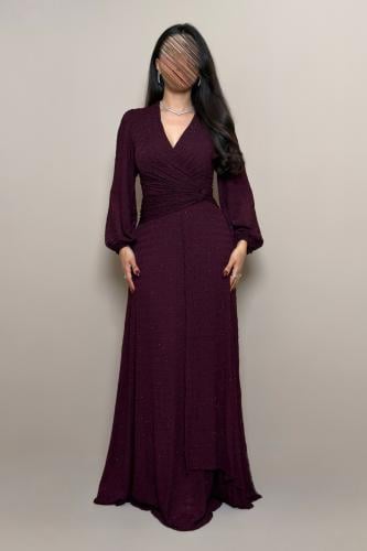 فستان بنفسجي بطبقات انسيابية بتفاصيل أنثوية راقية