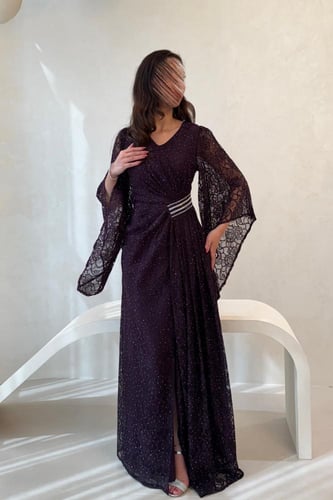 فستان بنفسجي غامق بدانتيل وترتر وأكمام واسعة