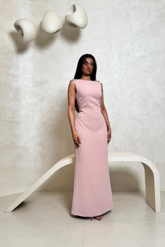 فستان وردي فاتح بتصميم ناعم بقصّة مستقيمة