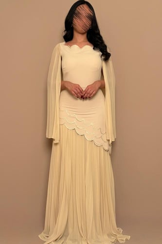 فستان اصفر بتصميم أنثوي ناعم من مليحة