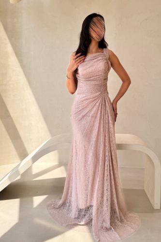 فستان وردي بقصة كت ودانتيل وفتحة جانبية