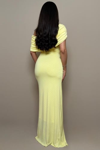 فستان أصفر أوف شولدر بكسرات جانبية وتفاصيل لامعة أ...
