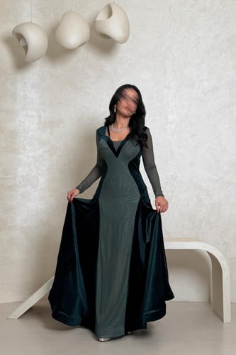 فستان مخملي زيتي بتصميم راقٍ وأكمام شفافة