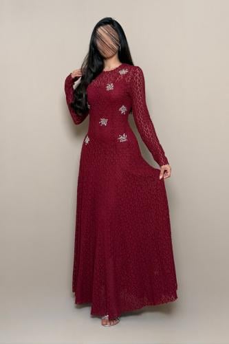 فستان عنابي مطرّز بتصميم أنيق من مليحة