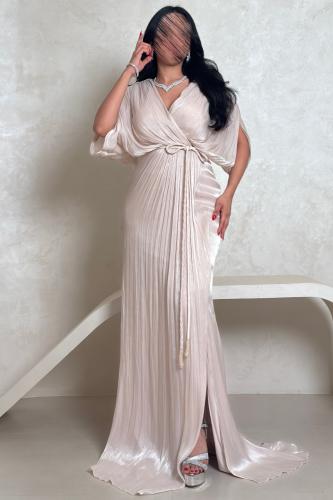 فستان أوف وايت بكسرات لامعة وربطة خصر ناعمة